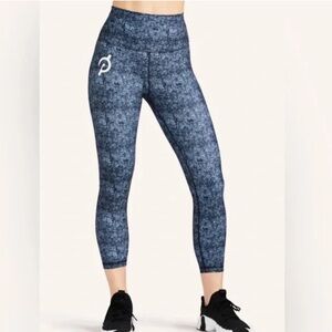 Peloton Leggings Crop Capri Blue Large Athletic Performance Activewear Stretch